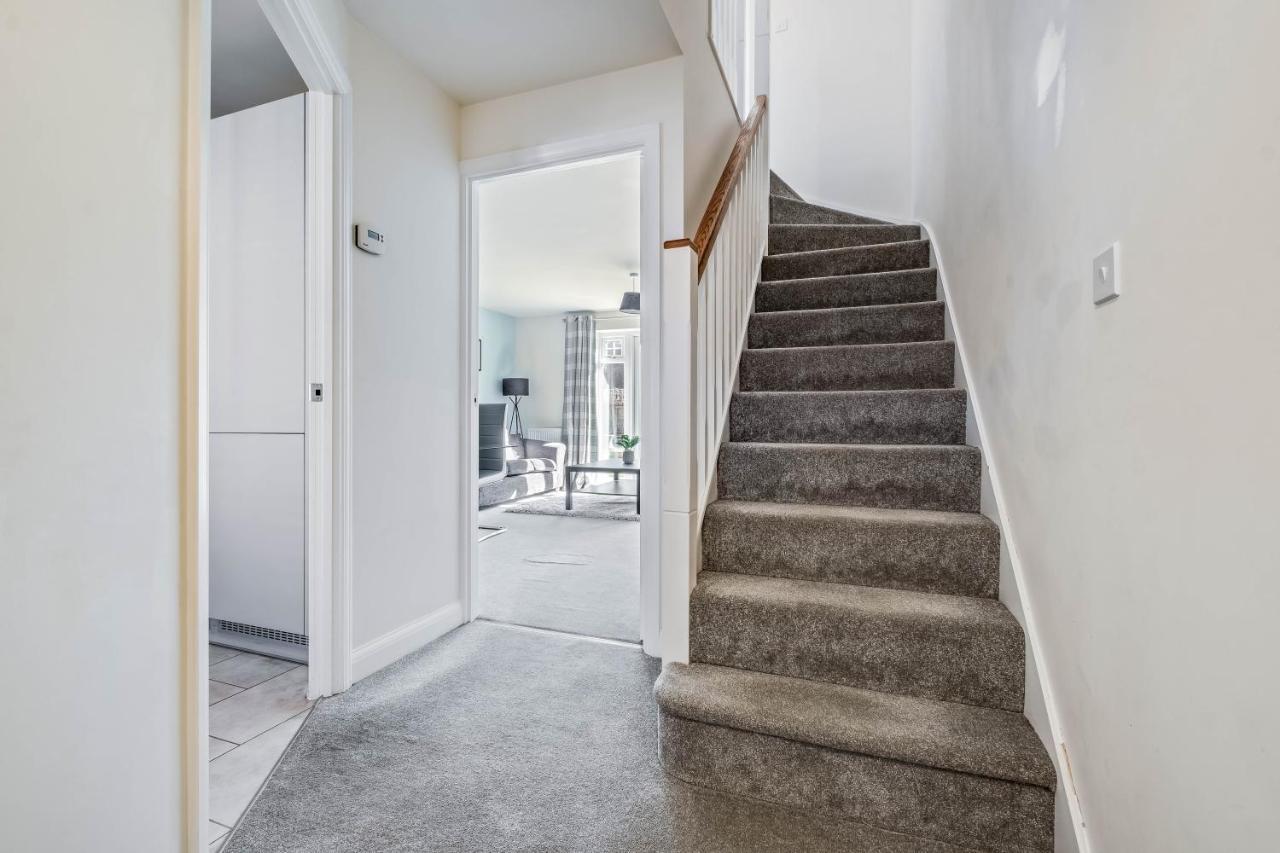 Beautiful And Comfortable Home Away From Home With Free Parking, Fast Wifi And White Crisp Hotel Standard Linen Hosted By Our Home Short Stays Northampton Exterior foto